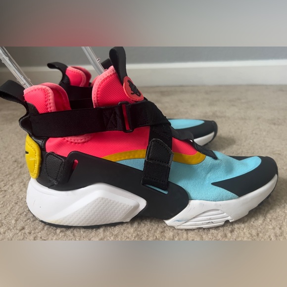 Nike Shoes - Nike Air Huarache City - Size 9.5